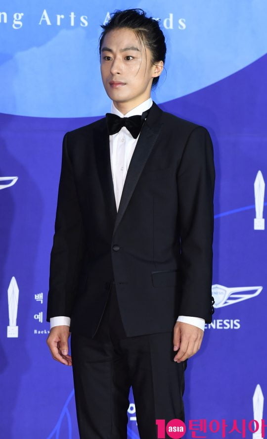 구교환이 1일 오후 서울 삼성동 코엑스에서 열린 제55회 백상예술대상 레드카펫 행사에 참석하고 있다.
