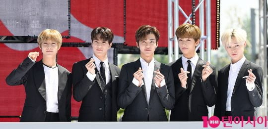 그룹 NCT드림이 2일 오전 서울 삼성동 코엑스 광장에서 열린 ‘C페스티벌 2019’ 개막식 행사에 참석해 하트를 그리고 있다.