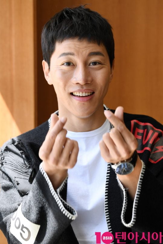 SBS드라마 ‘열혈사제’에서 열연한 배우 음문석이 최근 서울 중구 청파로 한경텐아시아 스튜디오에서 인터뷰를 갖기에 앞서 포즈를 취하고 있다.