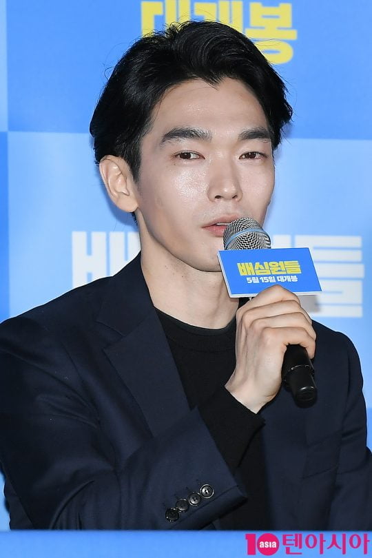 배우 백수장이 2일 오후 서울 용산CGV 아이파크몰에서 열린 영화 ‘배심원들’ 언론시사회에 참석해 인사말을 하고 있다.