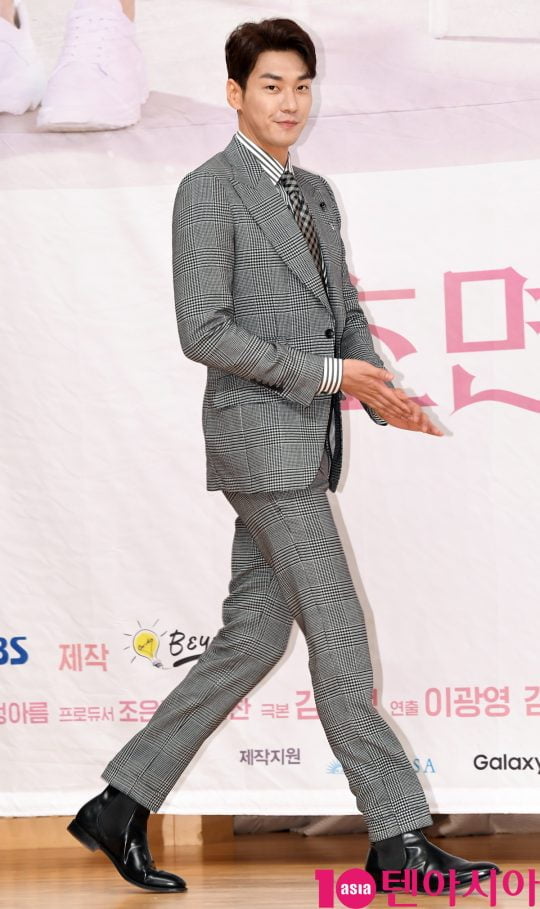 배우 김영광이 3일 오전 서울 양천구 목동 SBS 사옥에서 열린 SBS 새 월화드라마 ‘초면에 사랑합니다’ 제작발표회에 참석하고 있다.