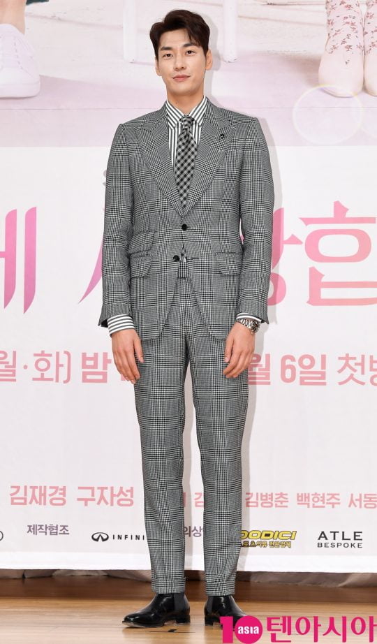 배우 김영광이 3일 오전 서울 양천구 목동 SBS 사옥에서 열린 SBS 새 월화드라마 ‘초면에 사랑합니다’ 제작발표회에 참석하고 있다.
