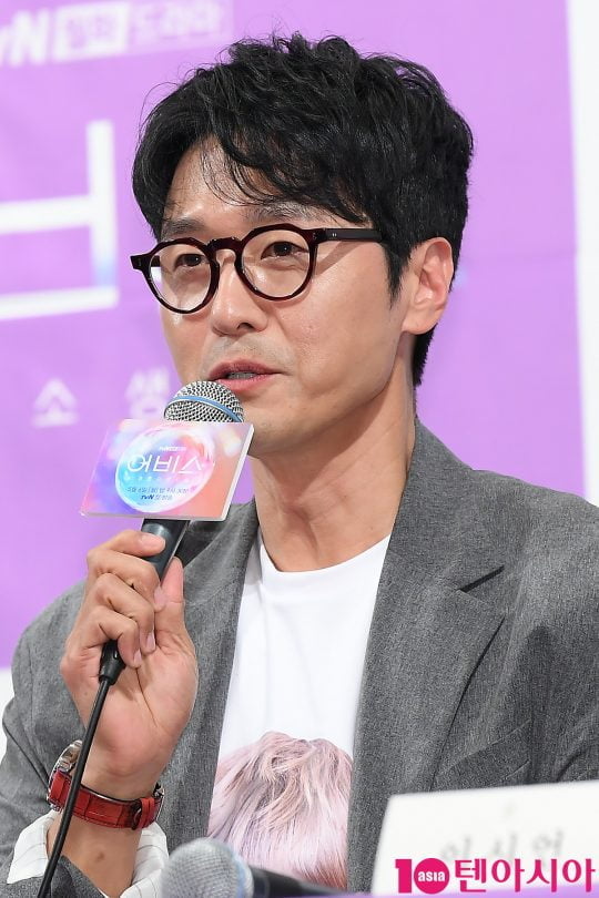 배우 이성재가 3일 오후 서울 논현동 임피리얼팰리스호텔에서 열린 tvN 드라마 ‘어비스’ 제작발표회에 참석해 인사말을 하고 있다.