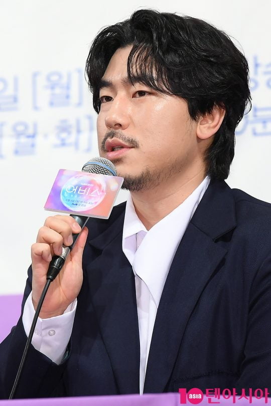 배우 이시언이 3일 오후 서울 논현동 임피리얼팰리스호텔에서 열린 tvN 드라마 ‘어비스’ 제작발표회에 참석해 인사말을 하고 있다./ 이승현 기자 lsh87@