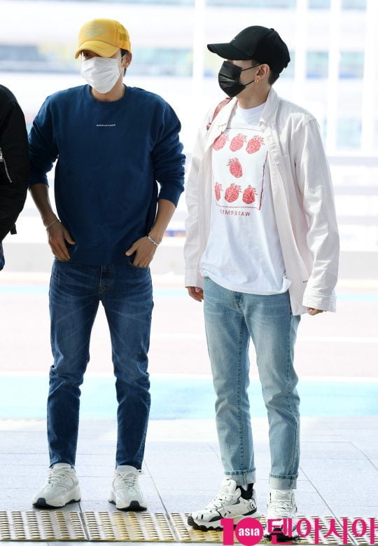 그룹 슈퍼주니어 D&E(동해,은혁)가 3일 오후 해외 스케줄 참석차 인천국제공항을 통해 뉴욕으로 출국하고 있다.