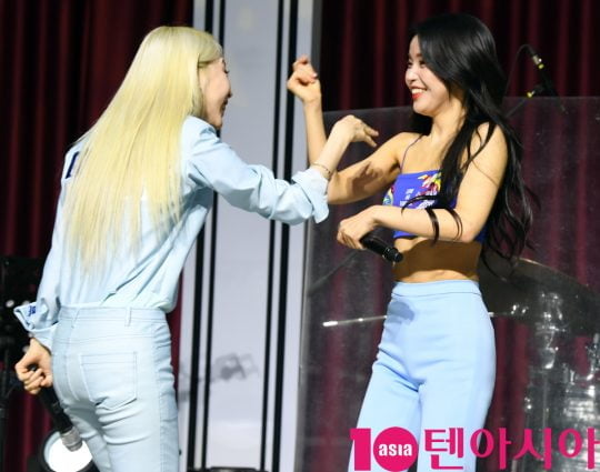 걸그룹 마마무(솔라,문별,휘인,화사) 문별과 솔라가 3일 오후 인천 운서동 인천국제공항 그레이트홀에서 열린 ‘인천공항 가정의 달 맞이 문화공연’에 참석해 멋진공연을 선보이고 있다.