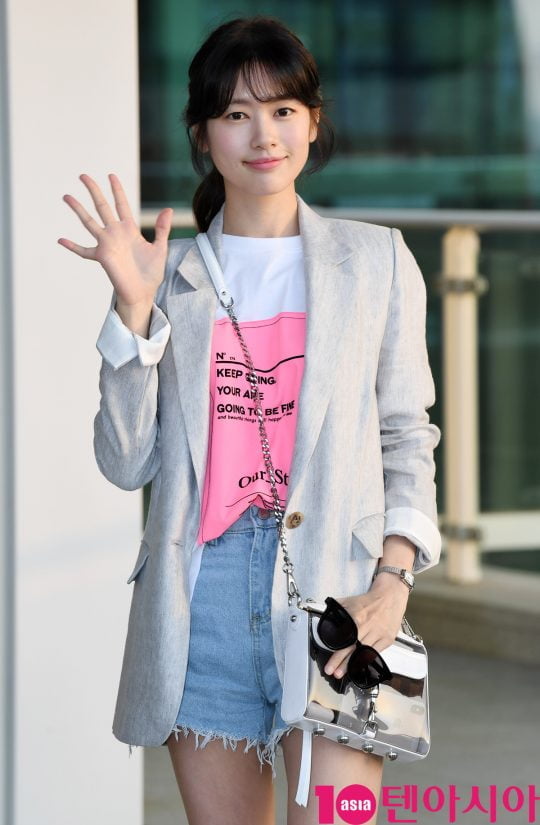 배우 정소민이 3일 오후 해외 스케줄 참석차 인천국제공항을 통해 하와이로 출국하고 있다.