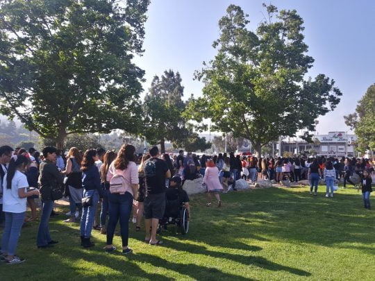 4일 방탄소년단의 월드 스타디움투어가 시작되는 미국 로스앤젤레스 로즈볼 스타디움 밖에서 관객들이 입장을 기다리고 있다. /로스앤젤레스=우빈 기자