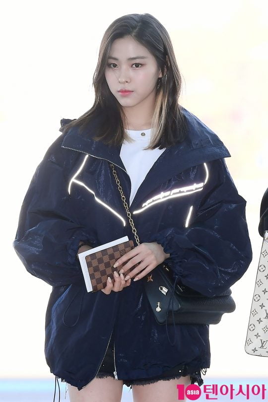 그룹 ITZY(있지) 신류진이 해외 일정 참석 차 7일 오전 인천국제공항을 통해 공항패션을 선보이며 미국으로 출국하고 있다.