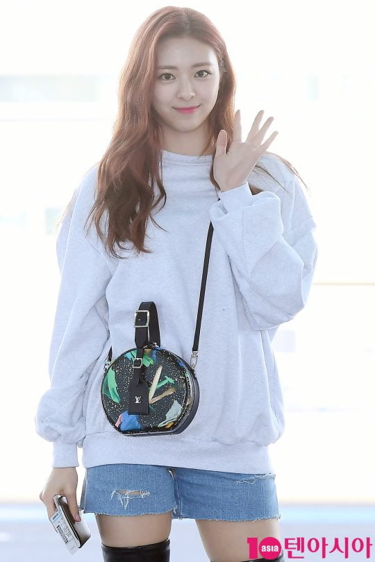 그룹 ITZY(있지) 유나가 해외 일정 참석 차 7일 오전 인천국제공항을 통해 공항패션을 선보이며 미국으로 출국하고 있다.