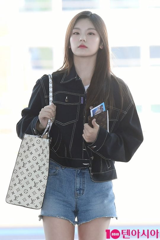 그룹 ITZY(있지) 예지가 해외 일정 참석 차 7일 오전 인천국제공항을 통해 공항패션을 선보이며 미국으로 출국하고 있다.