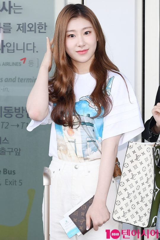 그룹 ITZY(있지) 채령이 해외 일정 참석 차 7일 오전 인천국제공항을 통해 공항패션을 선보이며 미국으로 출국하고 있다.