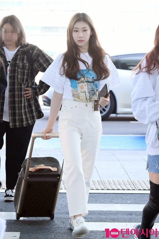 그룹 ITZY(있지) 채령이 해외 일정 참석 차 7일 오전 인천국제공항을 통해 공항패션을 선보이며 미국으로 출국하고 있다.