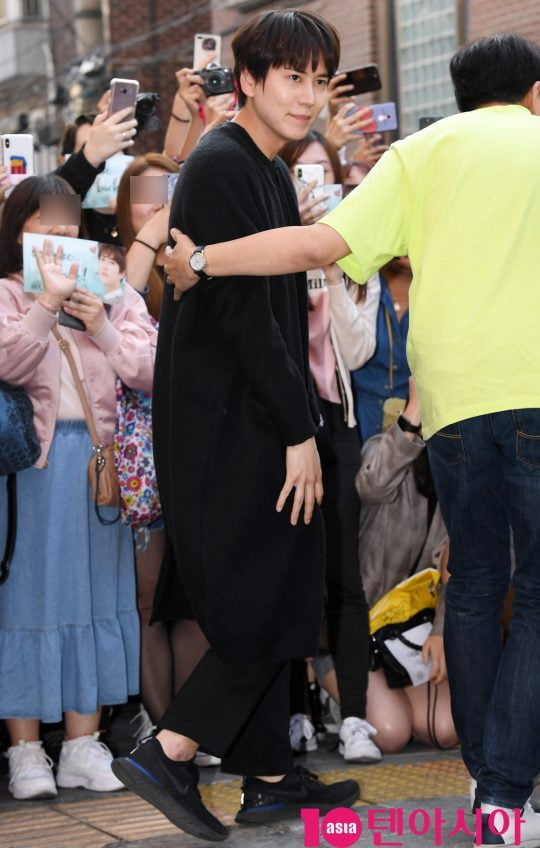 그룹 슈퍼주니어 규현이 7일 오후 서울 성북구 성북 시각장애인복지관에서 사회복무요원으로 대체복무를 마치고 소집해제 하고 있다.