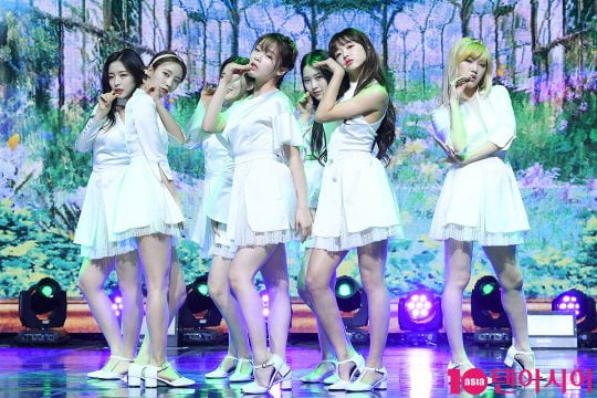 그룹 오마이걸이 8일 오후 서울 올림픽공원 K아트홀에서 열린 첫 정규 음반 ‘더 피프스 시즌(The Fifth Season)’ 발매 기념 쇼케이스에서 멋진 무대를 펼치고 있다.