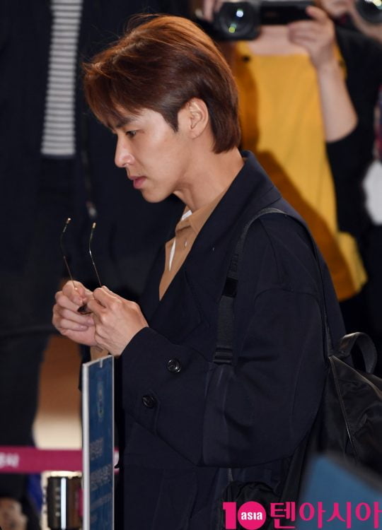 그룹 동방신기(유노윤호,최강창민) 유노윤호가 9일 오전 일본일정 참석차 김포국제공항을 통해 일본으로 출국하고 있다.