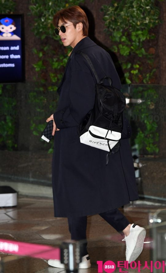 그룹 동방신기(유노윤호,최강창민) 유노윤호가 9일 오전 일본일정 참석차 김포국제공항을 통해 일본으로 출국하고 있다.