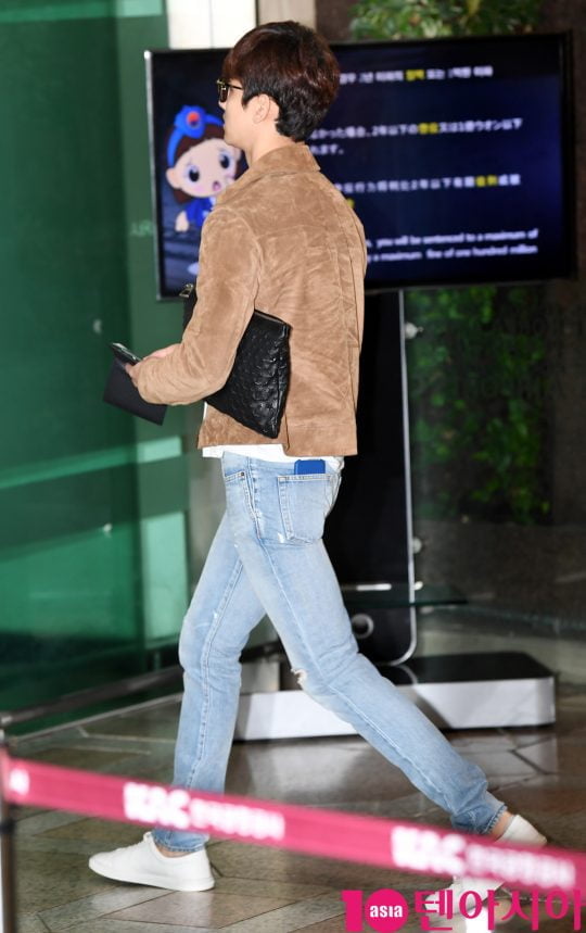 그룹 동방신기(유노윤호,최강창민) 최강창민이 9일 오전 일본일정 참석차 김포국제공항을 통해 일본으로 출국하고 있다.