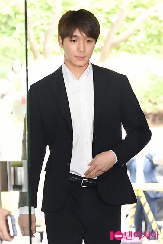 서울지방법원 출석하는 가수 최종훈