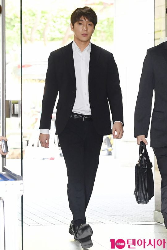 집단 성폭행 혐의로 출석하는 가수 최종훈