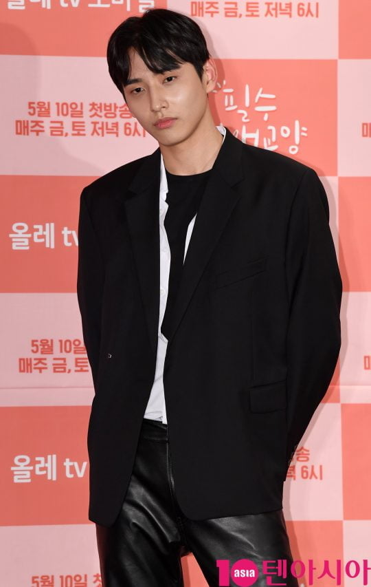 김동규가 10일 오후 서울 여의도 켄싱턴호텔에서 열린 tvN D의 새 웹드라마 ‘필수연애교양’ 제작발표회에 참석하고 있다.