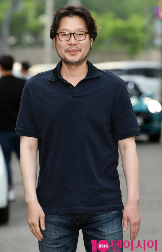 배우 유재명이 12일 오후 서울 상암동 한 음식점에서 열린 tvN 토일드라마 ‘자백’ 종방연에 참석하고 있다.