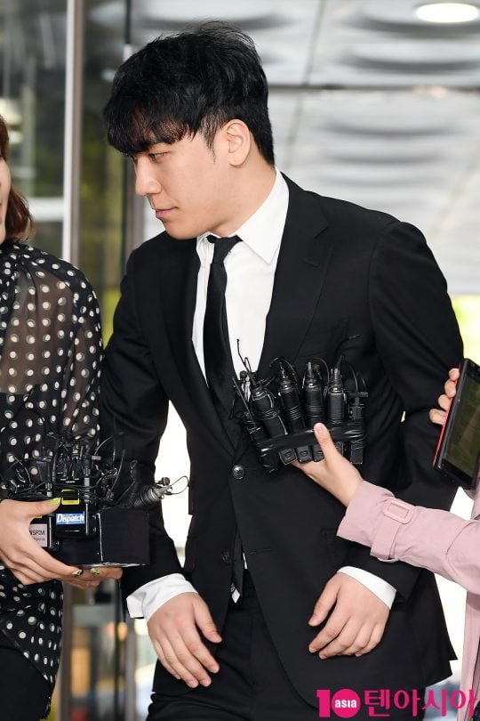 외국인 투자자 일행에게 성매매를 알선하고 클럽 버닝썬 자금을 횡령한 혐의를 받는 그룹 빅뱅 전 멤버 승리가 14일 오전 서울 서초동 서울중앙지법에서 열린 구속 전 피의자 심문(영장실질심사)에 출석하고 있다.