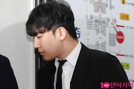 외국인 투자자 일행에게 성매매를 알선하고 클럽 버닝썬 자금을 횡령한 혐의를 받는 그룹 빅뱅 전 멤버 승리가 14일 오전 서울 서초동 서울중앙지법에서 열린 구속 전 피의자 심문(영장실질심사)에 출석하고 있다.