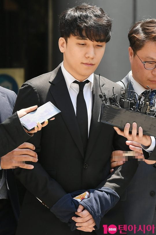 외국인 투자자 일행에게 성매매를 알선하고 클럽 버닝썬 자금을 횡령한 혐의를 받는 그룹 빅뱅 전 멤버 승리가 14일 오전 서울 서초동 서울중앙지법에서 열린 구속 전 피의자 심문(영장실질심사)을 마치고 나서고 있다.