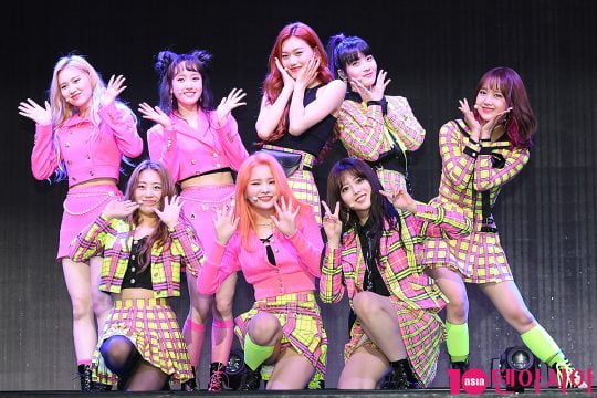 그룹 위키미키의 엘리(뒷줄 왼쪽부터 시계방향), 세이, 도연,  루시, 유정, 수연, 리나 루아가 14일 오후 서울 한남동 블루스퀘어에서 두 번째 싱글 앨범 ‘락앤롤(LOCK END LOL)’ 발매 기념 쇼케이스를 개최했다. / 이승현 기자 lsh87@