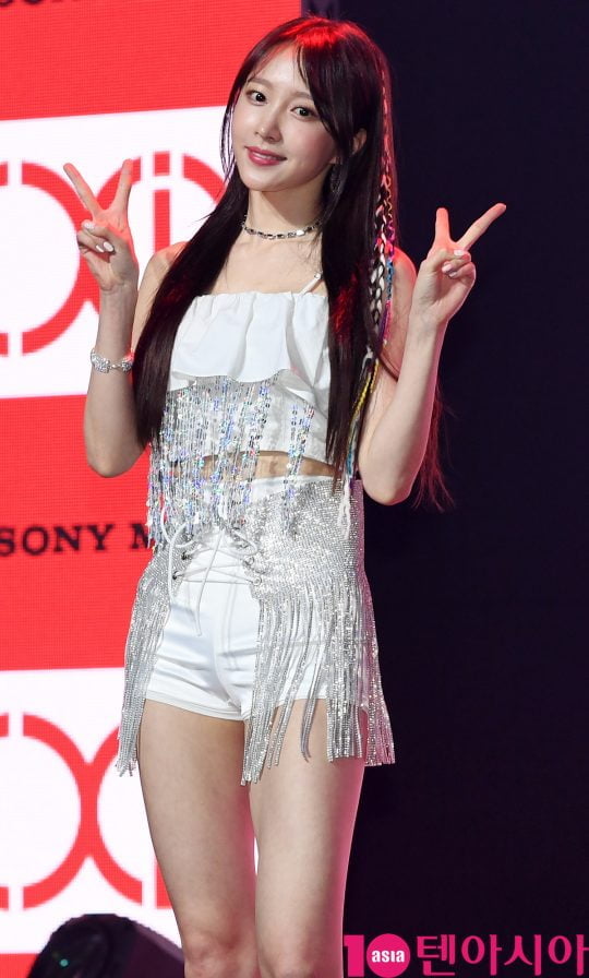 걸그룹 EXID(솔지, LE, 하니, 혜린, 정화) 하니가 15일 오후 서울 한남동 블루스퀘어에서 열린 다섯번째 미니앨범 ‘위(WE)’ 쇼케이스에 참석하고 있다.