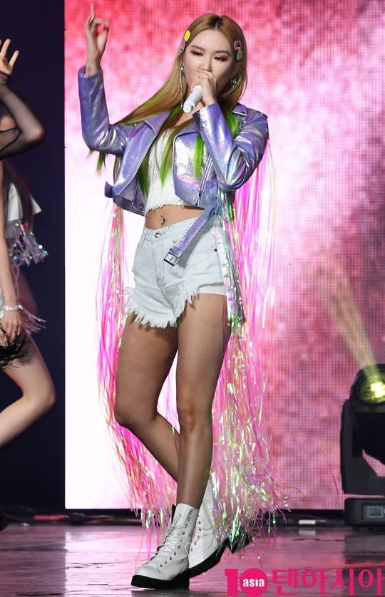 걸그룹 EXID(솔지, LE, 하니, 혜린, 정화) LE가 15일 오후 서울 한남동 블루스퀘어에서 열린 다섯번째 미니앨범 ‘위(WE)’ 쇼케이스에 참석해 멋진공연을 선보이고 있다.
