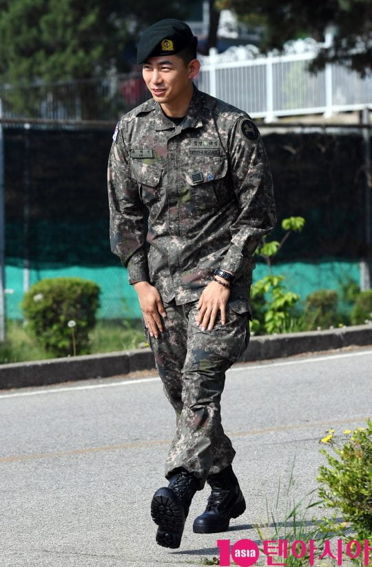 그룹 2PM 출신 가수 겸 배우 옥택연이 16일 경기도 고양시 백마회관 앞에서 군 복무를 마치고 전역하고 있다.