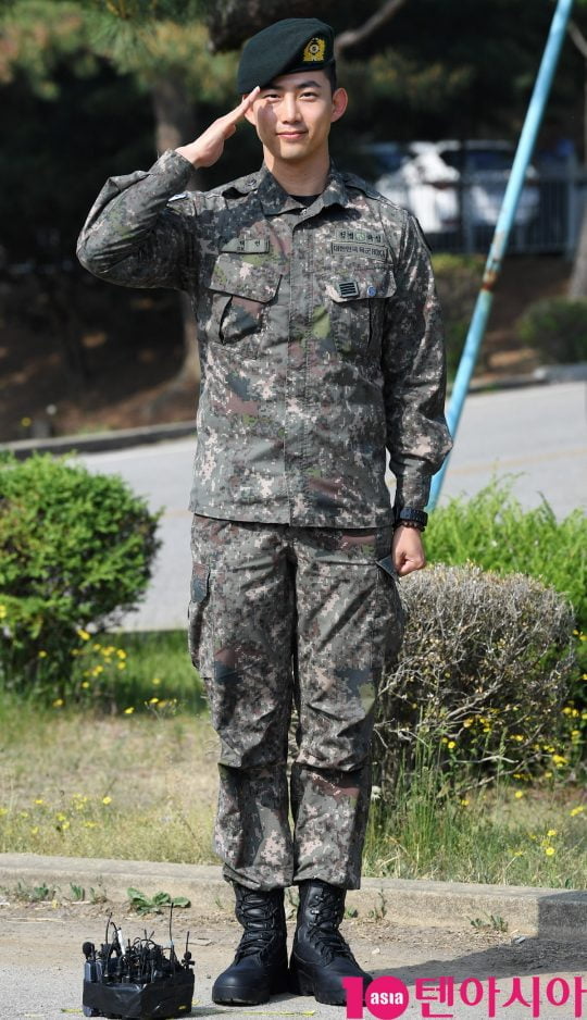 그룹 2PM 출신 가수 겸 배우 옥택연이 16일 경기도 고양시 백마회관 앞에서 군 복무를 마치고 전역하고 있다.