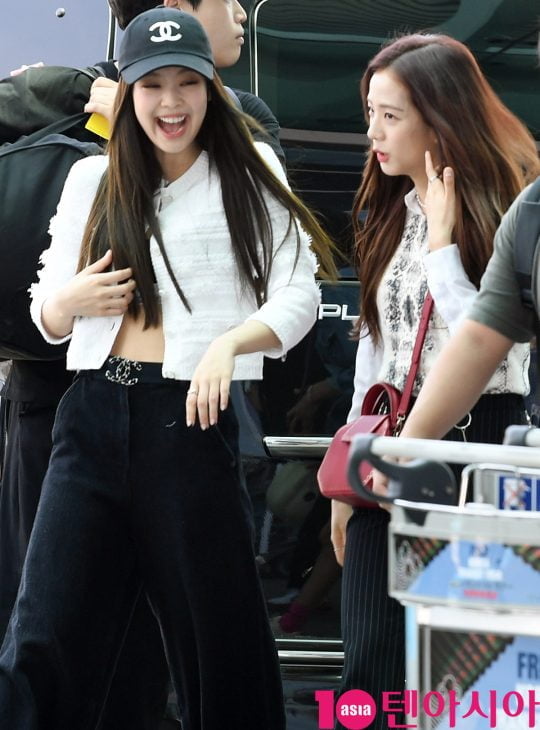 걸그룹 블랙핑크(지수, 제니, 로제, 리사) 제니와 지수가 16일 오후 월드투어 참석차 인천국제공항을 통해 암스테르담으로 출국하고 있다.