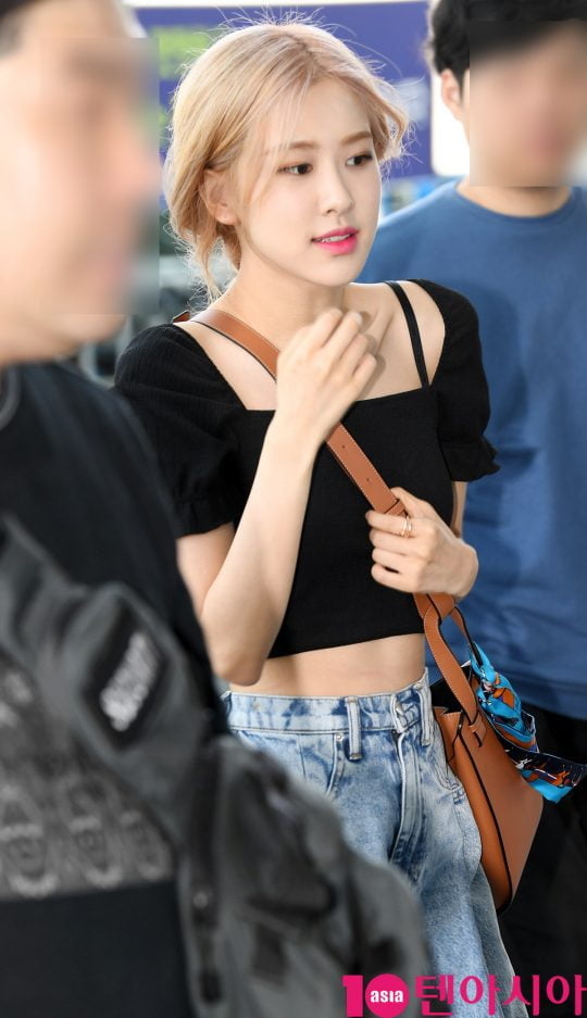 걸그룹 블랙핑크(지수, 제니, 로제, 리사) 로제가 16일 오후 월드투어 참석차 인천국제공항을 통해 암스테르담으로 출국하고 있다.