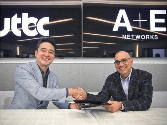 홍정도 JTBC 대표(왼쪽), 에드워드 사빈 A+E./ 사진제공=에이앤이