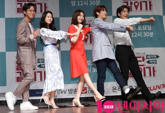 토니안(왼쪽부터), 한승연, 김소혜, 아스트로 MJ, 진진이 17일 오전 서울 서초동 흰물결아트센터에서 열린 TV조선 여행 예능 ‘일단 같이 가!’ 제작발표회에서 코믹한 포즈를 짓고 있다. /조준원 기자 wizard333@
