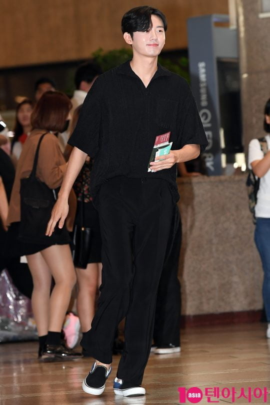 배우 이지훈이 2019 K CON(케이콘) 참석차 17일 오후 김포국제공항을 통해 공항패션을 선보이며 일본으로 출국하고 있다.
