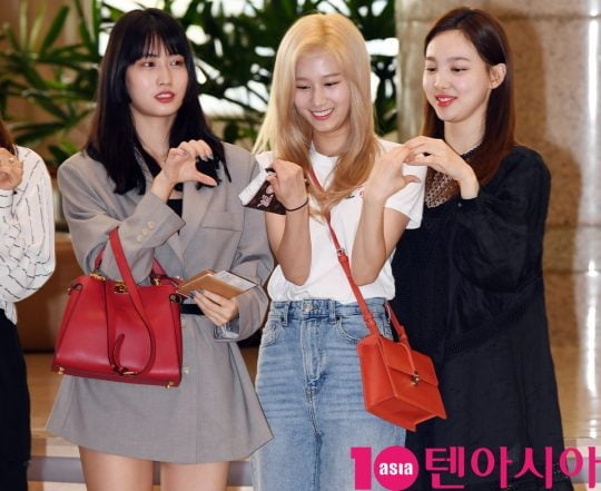 걸그룹 트와이스(나연, 정연, 모모, 사나, 지효, 미나, 다현, 채영, 쯔위) 모모,사나,나연가 18일 오전 ‘2019 K CON(케이콘) IN JAPAN’ 참석 차 김포국제공항을 통해 일본으로 출국했다.