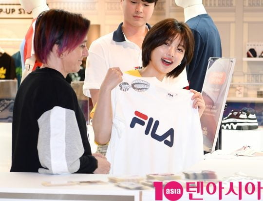 배우 김유정이 18일 오후 서울 반포동 신세계 강남점에서 열린 ‘휠라 뮤제오:리플레이 1911(FILA MUSEO:Re-PLAY 1911)’ 전시장 행사에 참석하고 있다.