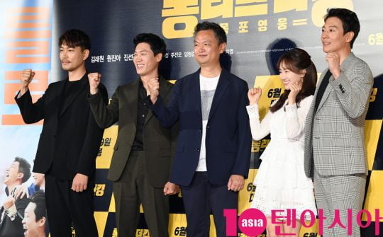 최귀화,진선규,강윤성 감독,원진아,김래원(왼쪽부터)이 20일 오전 서울 중구 을지로 메가박스 동대문에서 열린 영화 ‘롱 리브 더 킹: 목포 영웅’ 제작보고회에 참석하고 있다.