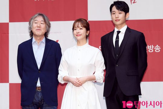 안판석 감독(왼쪽부터), 한지민, 정해인이 20일 오후 서울 구로구 라마다 호텔에서 열린 MBC 수목극 ‘봄밤’ 제작발표회에 참석했다./이승현 기자 lsh87@