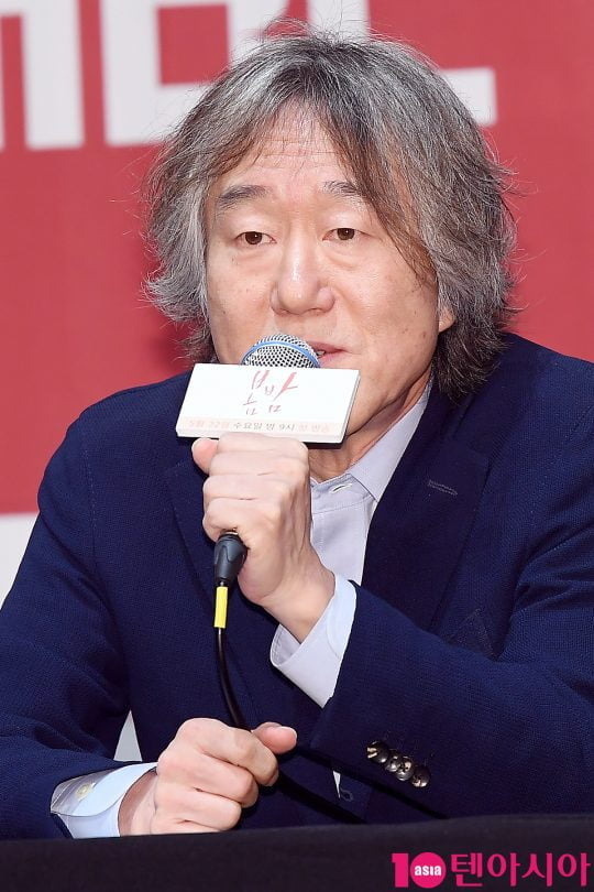 안판석 감독이 20일 오후 서울 신도림동 라마다호텔에서 열린 MBC 드라마 ‘봄밤’ 제작발표회에 참석해 인사말을 하고 있다.