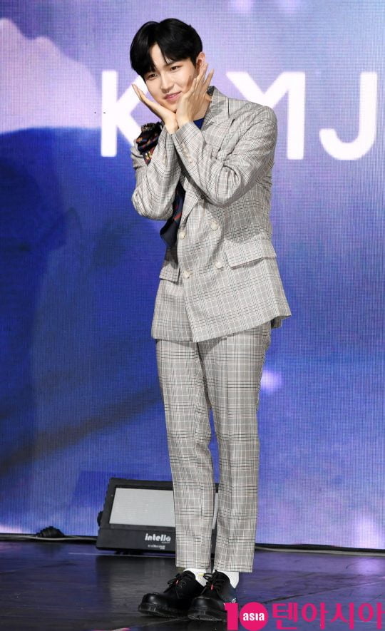 워너원 출신 가수 김재환이 20일 오후 서울 광장동 예스24 라이브홀에서 열린 첫 번? 미니앨범 ‘어나더(Another)’ 발매 기념 쇼케이스에 참석하고 있다.