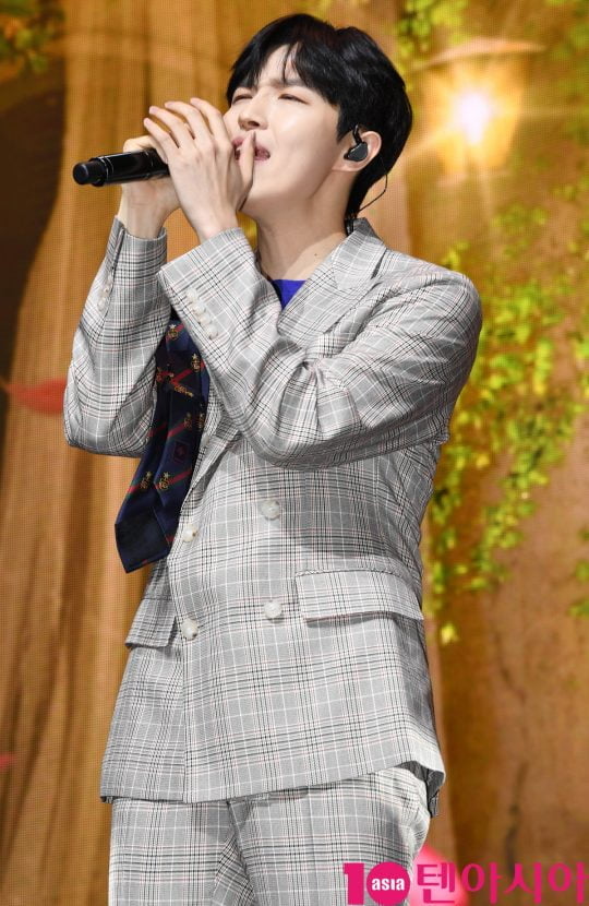 워너원 출신 가수 김재환이 20일 오후 서울 광장동 예스24 라이브홀에서 열린 첫 번째 미니앨범 ‘어나더(Another)’ 발매 기념 쇼케이스에 참석해 멋진공연을 선보이고 있다.