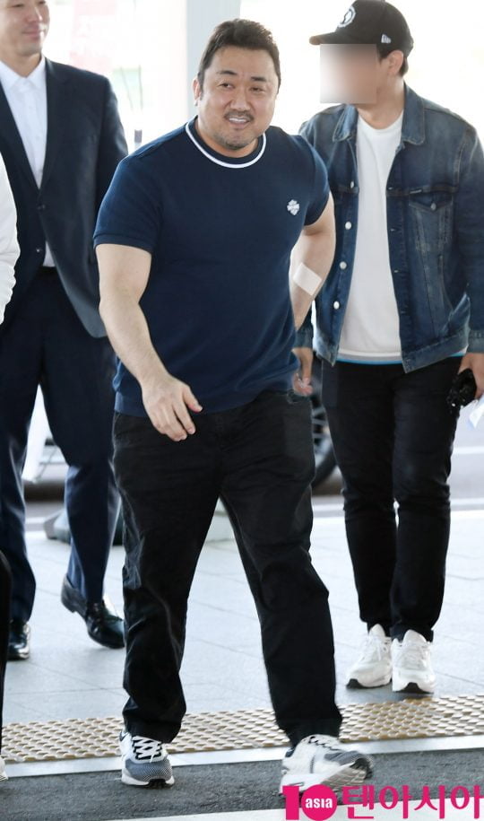 배우 마동석이 21일 오전 영화 ‘악인전’으로 제72회 칸 국제영화제 미드나잇 스크리닝 부문에 초청을 받아 인천국제공항을 통해 프랑스로 출국하고 있다