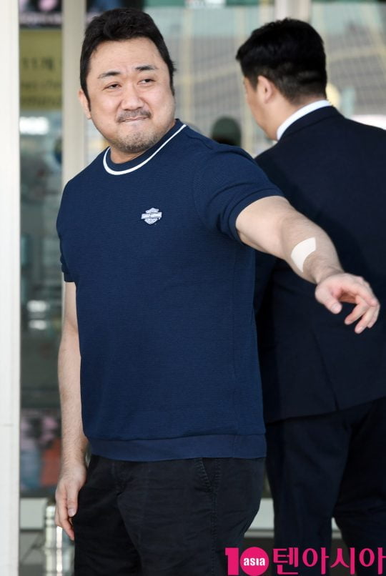 배우 마동석이 21일 오전 영화 ‘악인전’으로 제72회 칸 국제영화제 미드나잇 스크리닝 부문에 초청을 받아 인천국제공항을 통해 프랑스로 출국하고 있다.