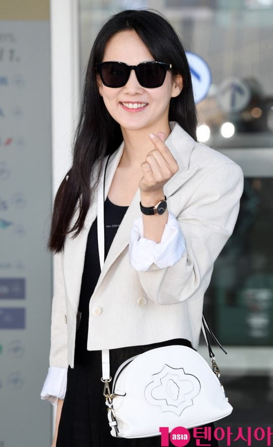 배우 윤승아가 21일 오후 화보 촬영 차 인천국제공항을 통해 프랑스로 출국하고 있다.