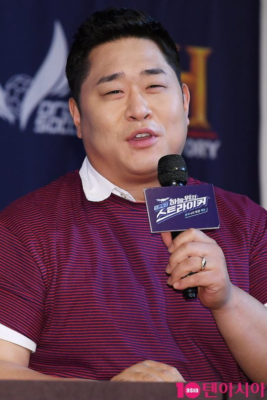 개그맨 문세윤이 21일 오전 서울 도화동 베스트웨스턴호텔에서 열린 히스토리 예능 ‘드론축구:하늘 위의 스트라이커’ 제작발표회에 참석해 인사말을 하고 있다.
